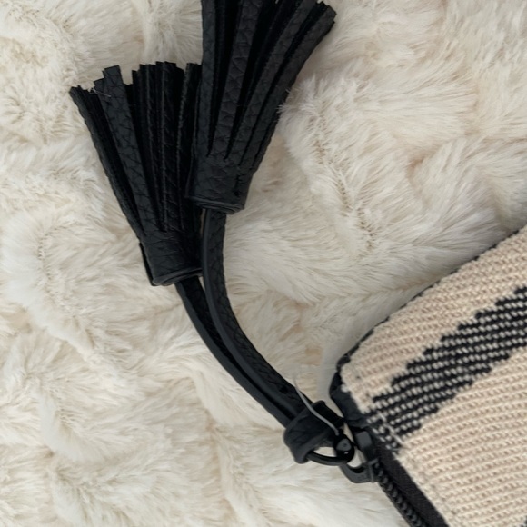 EUC Adorable fringe b&w clutch w faux black leather, cute tassel & zipper - Picture 12 of 16